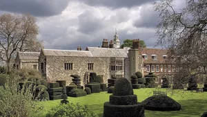 Hall Place showing the topiary garden.